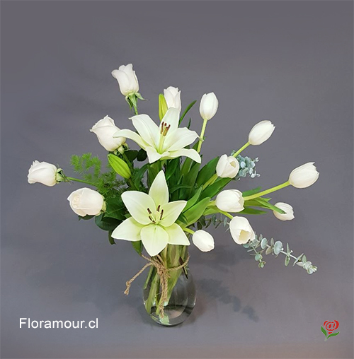 Elegante florero con tulipanes, rosas y liliums. Disponible solo en Santiago. Seleccione colorido